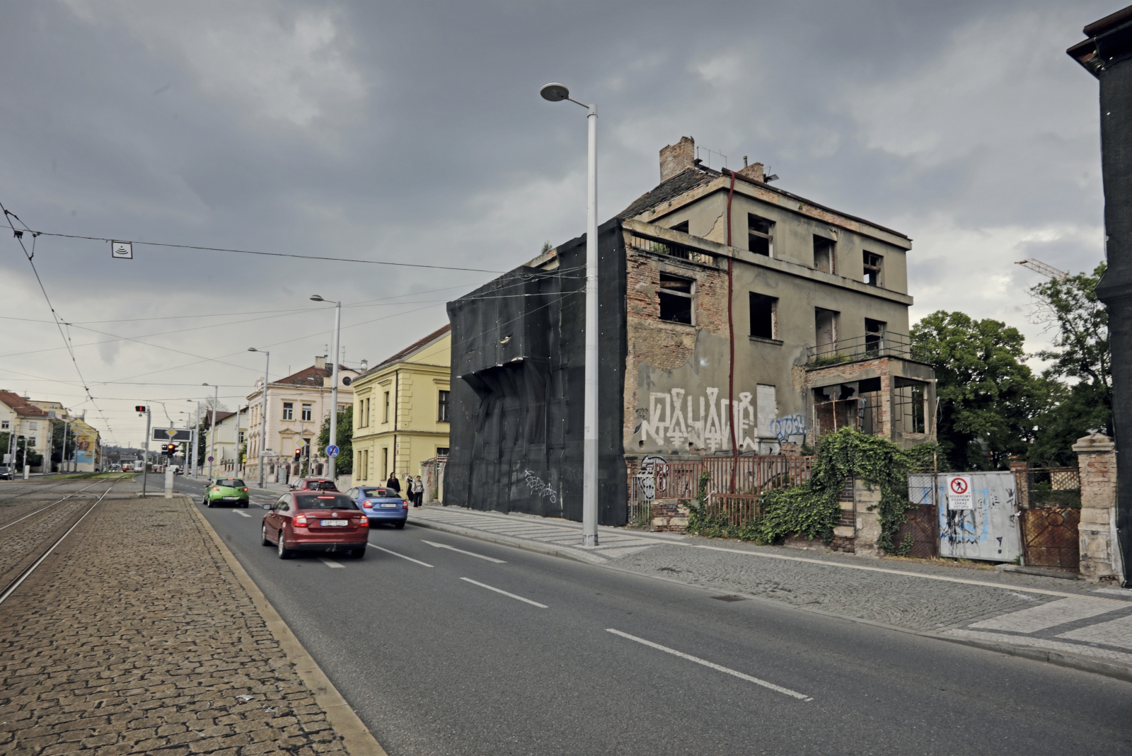 Čtyři týmy architektů a mezinárodní poradní výbor budou hledat odpovědi na otázku, jak rozvinout neutěšenou lokalitu u Hradčanské